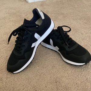 Veja black and white sneaker